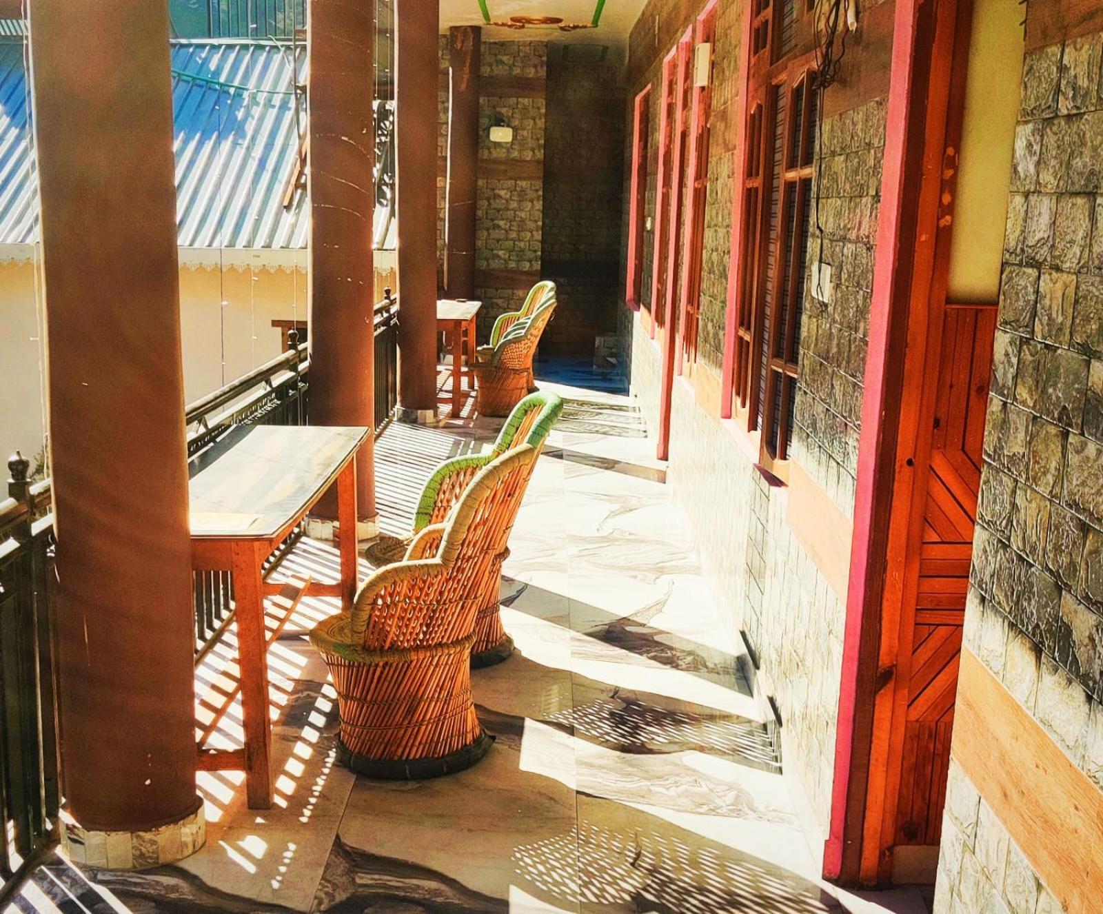 Chalo Chhalal Hotel & Cafe Kasol Esterno foto