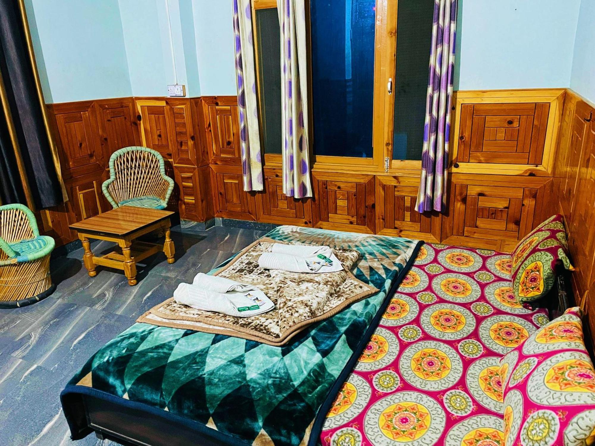 Chalo Chhalal Hotel & Cafe Kasol Esterno foto