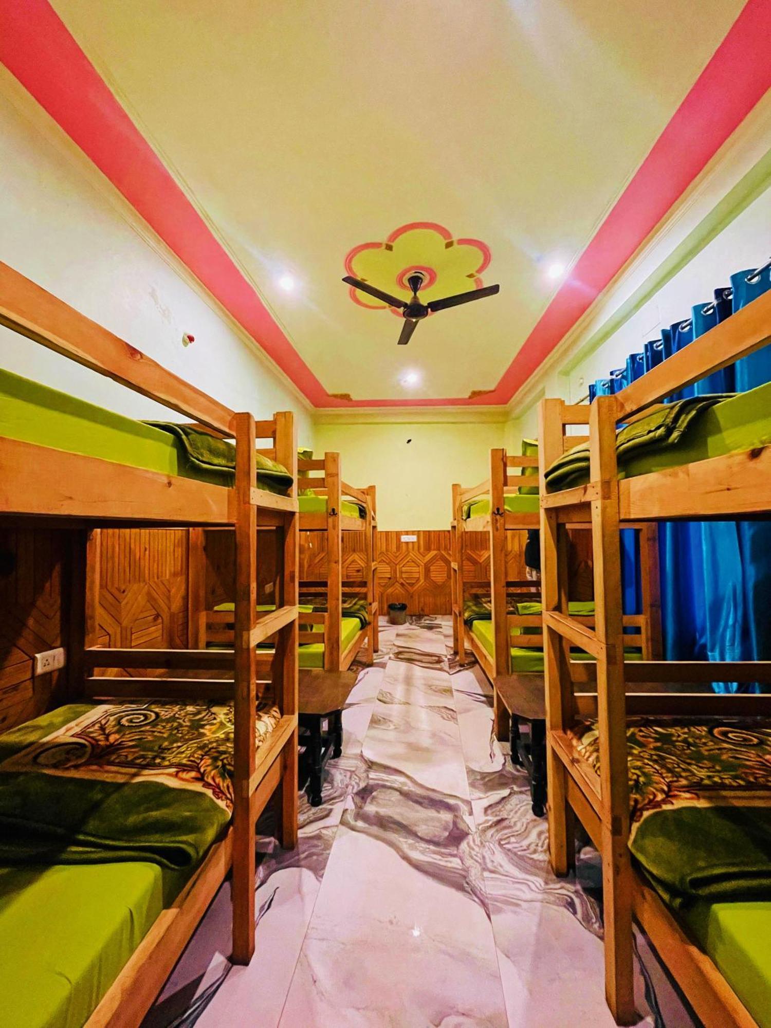 Chalo Chhalal Hotel & Cafe Kasol Esterno foto