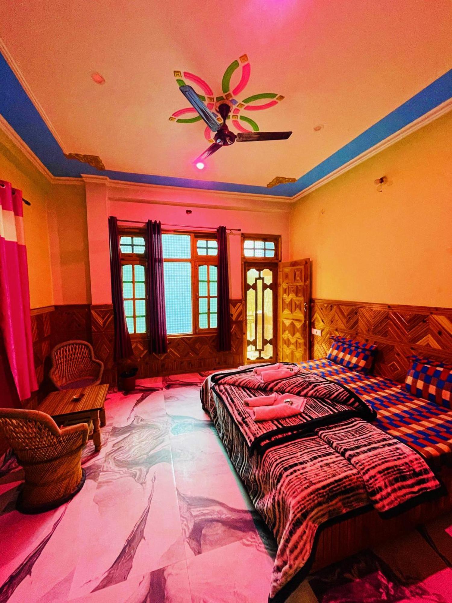 Chalo Chhalal Hotel & Cafe Kasol Esterno foto