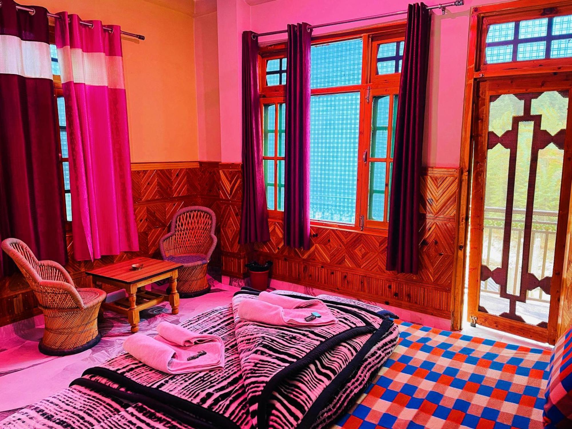 Chalo Chhalal Hotel & Cafe Kasol Esterno foto