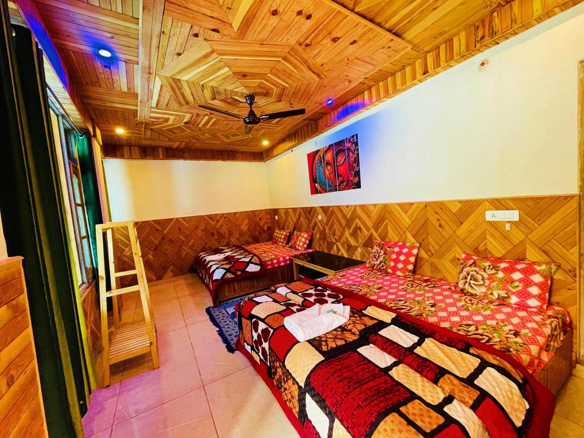 Chalo Chhalal Hotel & Cafe Kasol Esterno foto