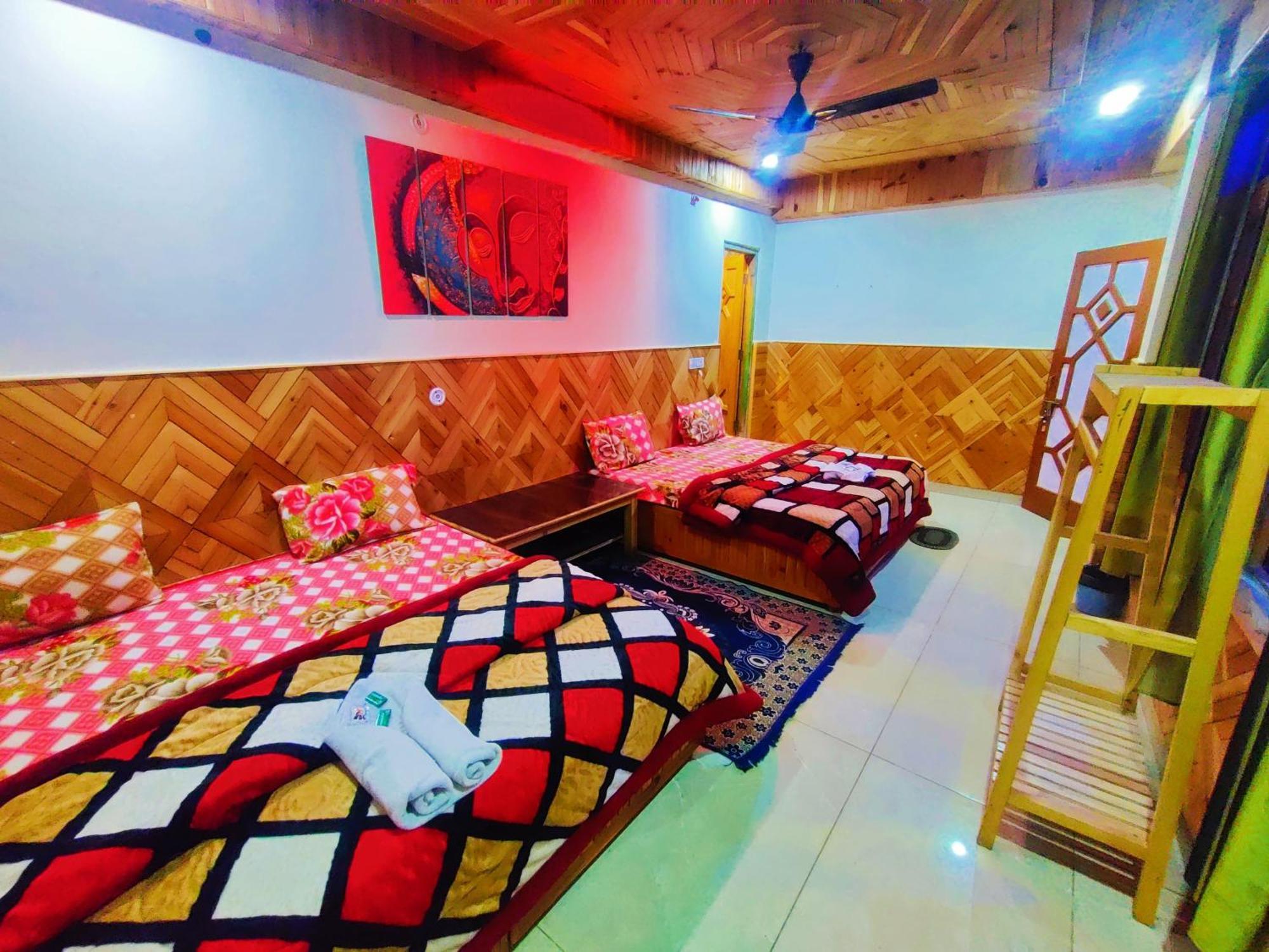 Chalo Chhalal Hotel & Cafe Kasol Esterno foto